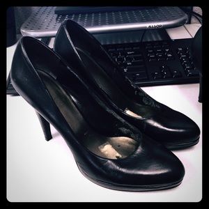 Black pumps