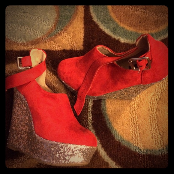 Sparkling Red Wedge - Picture 1 of 3