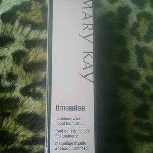 MaryKay Beige 2 luminous liquid foundation