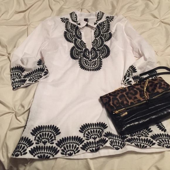 NWOT Medium black and white embroidered top