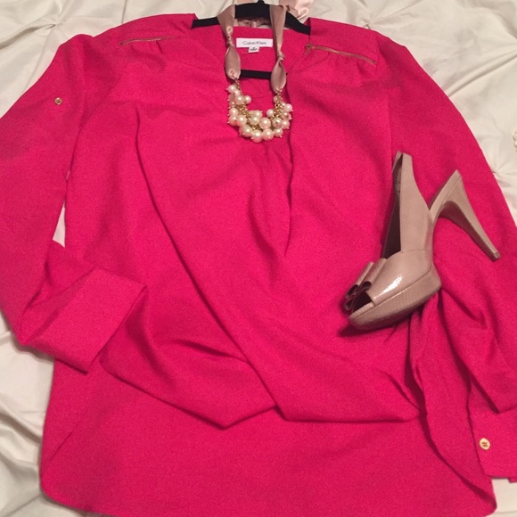 Barely worn Calvin Klein top with gold accents.