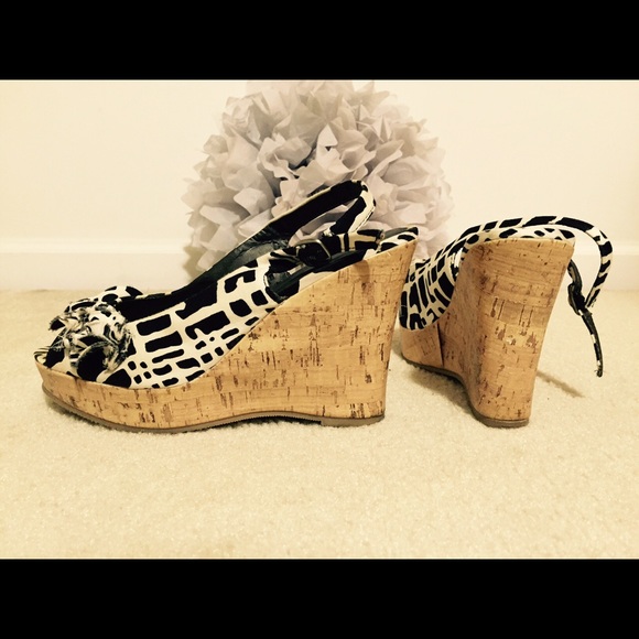 wedge blk n white sandals - Picture 2 of 4