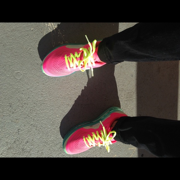 Nike air maxes sz 4 only 90!!!