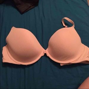 34dd vs pink bra