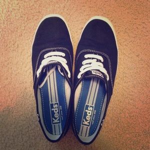 💜PRICE DROP💜Size 9 Black Keds