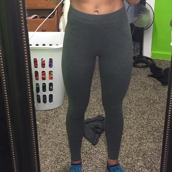 Grey leggings.