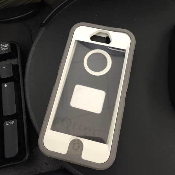 iPhone 5 gray/white otter box - used