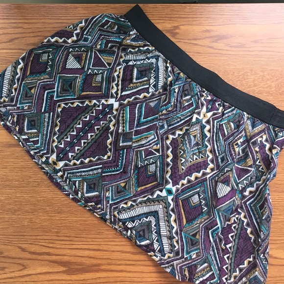 Forever 21 geometric design skirt. - Picture 2 of 4