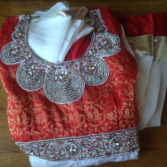 White and red salwar kameez - Picture 3 of 9