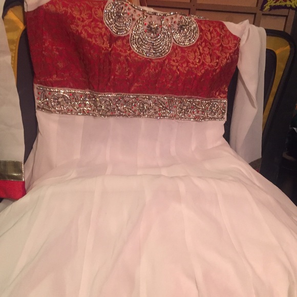 White and red salwar kameez - Picture 6 of 9