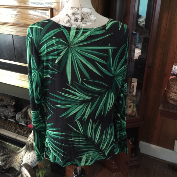 LONG SLEEVED TOP. 6-11-15 - Picture 2 of 4