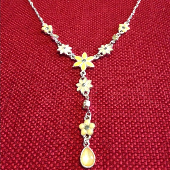 White & yellow drop necklace