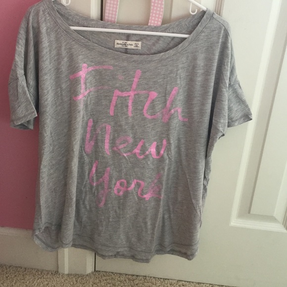 Cute top! Loose fitting!