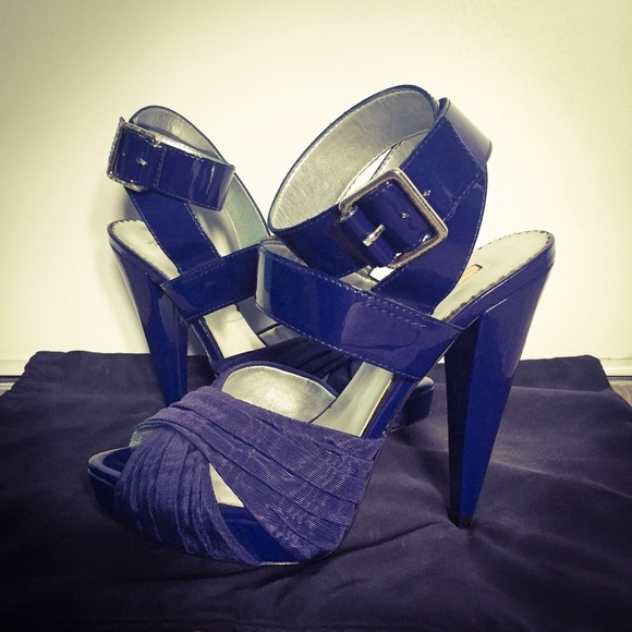 Report Signature high heels