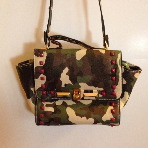 New Camoflage Trapeze Bag with Pink Rivets