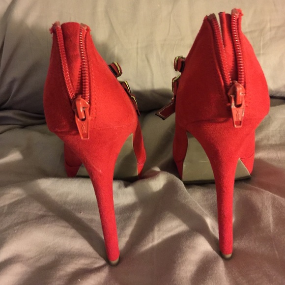 Red heels - Picture 3 of 3