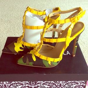 Yellow & Camouflage Rockstud High-Heels Pumps