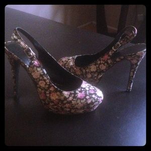 Beautiful flower print sling back heels, size 10