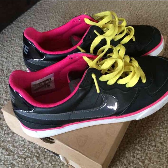 nike - Picture 2 of 4