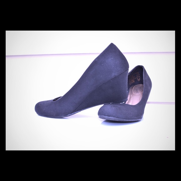 Black wedge closed toe shoes