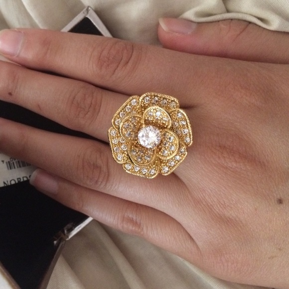 Ariella collection flower ring - Picture 4 of 4