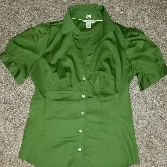 *SOLD* 💚Banana Republic Green Button Up Blouse💚 - Picture 2 of 4