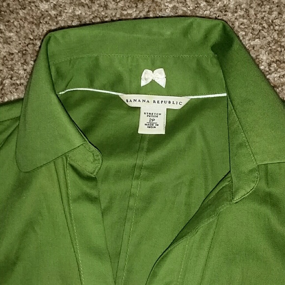 *SOLD* 💚Banana Republic Green Button Up Blouse💚 - Picture 3 of 4
