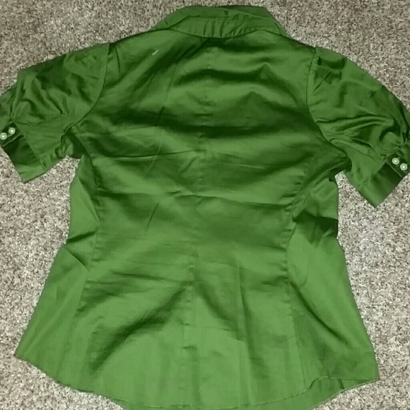 *SOLD* 💚Banana Republic Green Button Up Blouse💚 - Picture 4 of 4