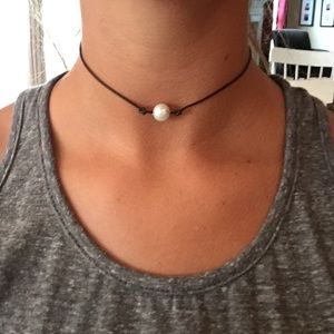 Single pearl leather choker