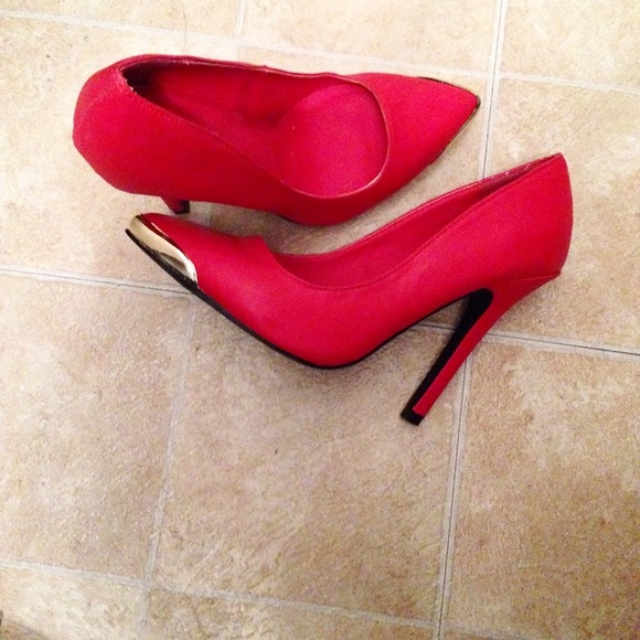 Red Pumps - Picture 4 of 4