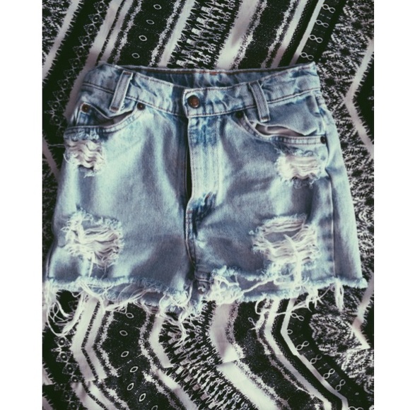 Levi high waisted shorts 🌼