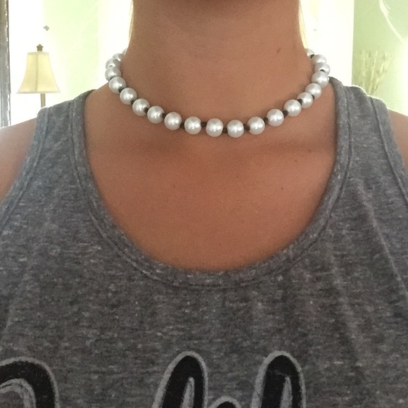 Pearl leather chocker