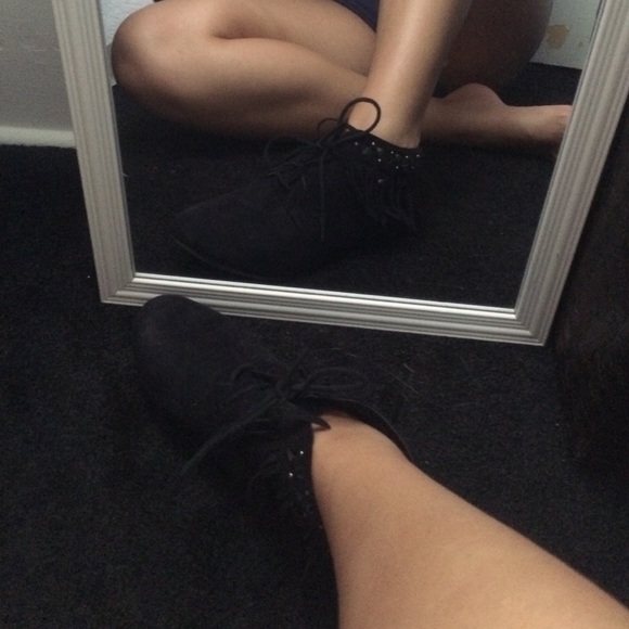 black fringe short boots. - Picture 1 of 3