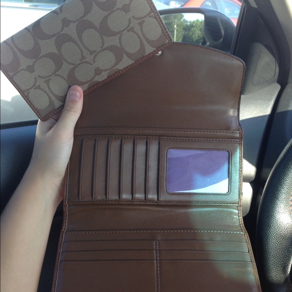 Authentic Coach wallet - Picture 2 of 2