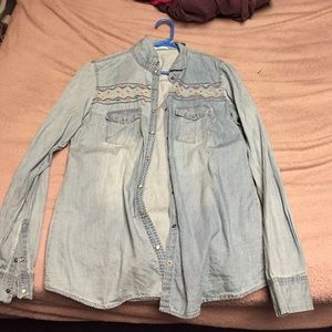 jean long sleeve button up! doesnt fit.