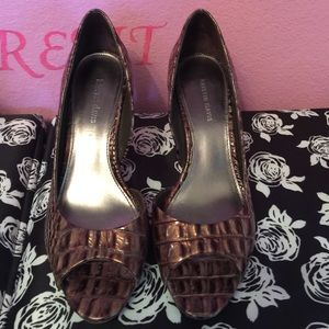 Kristin Davis peep toe pump