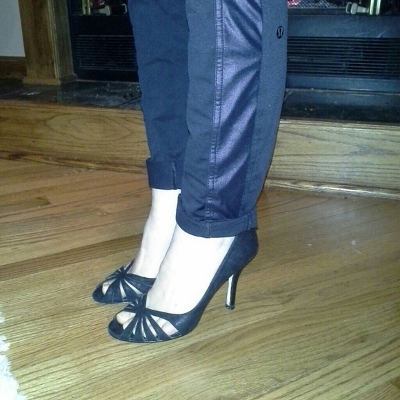 BCBGMaxAzria Black leather pumps