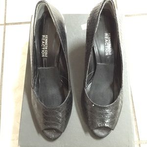 Kenneth Cole Reaction Black pump