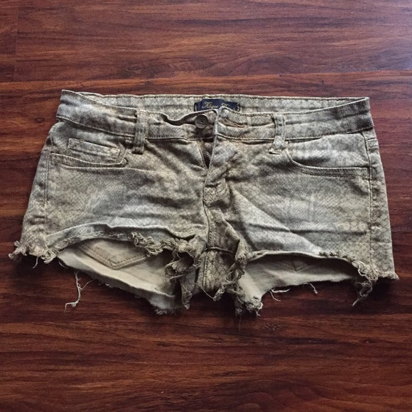 Daisy Dukes - Picture 1 of 3