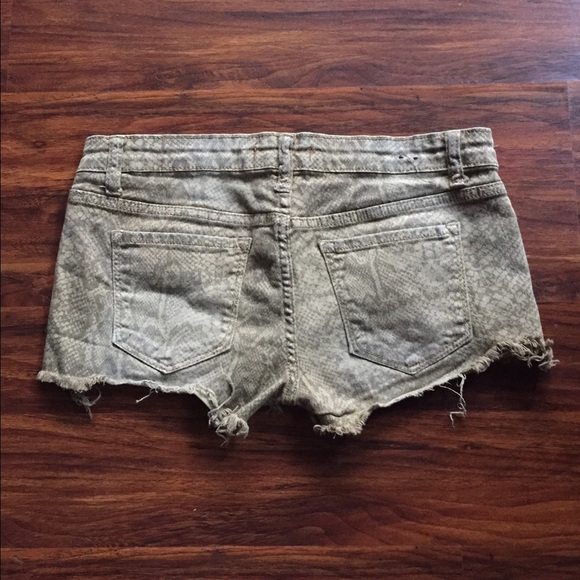 Daisy Dukes - Picture 2 of 3