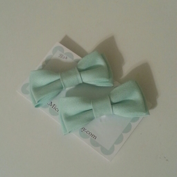 Sold🚫Mint bow shoe clips