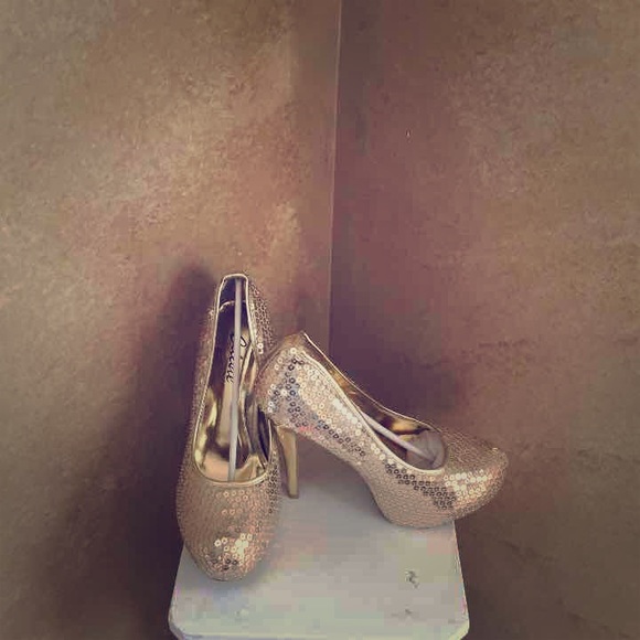 Gold AMI Clubwear Celeste sequin shoes