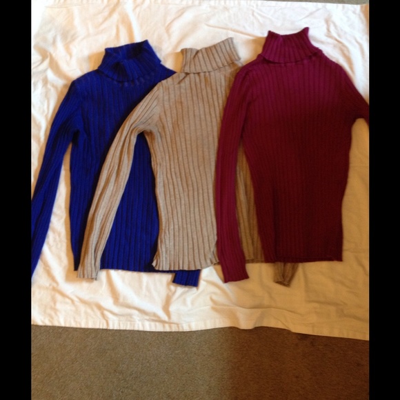 Bundle of three ribbed turtlenecks