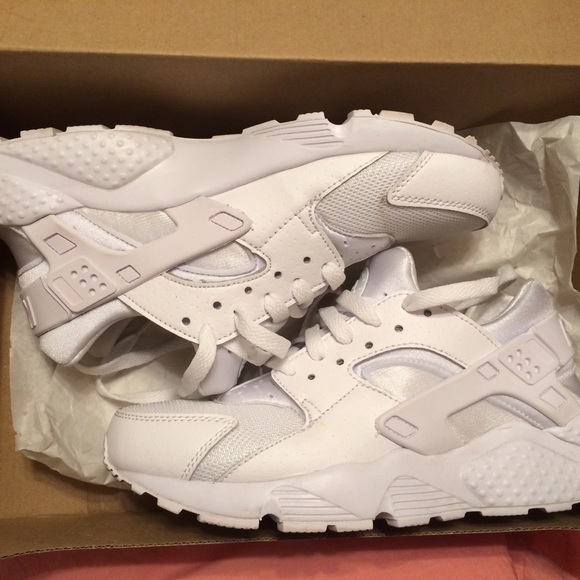 NIKE HUARACHES - ALL WHITE - BASICALLY NEW! - Picture 1 of 4