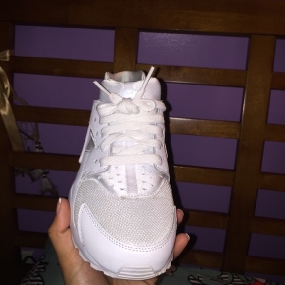 NIKE HUARACHES - ALL WHITE - BASICALLY NEW! - Picture 2 of 4