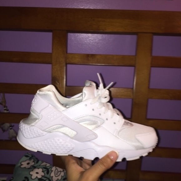 NIKE HUARACHES - ALL WHITE - BASICALLY NEW! - Picture 3 of 4