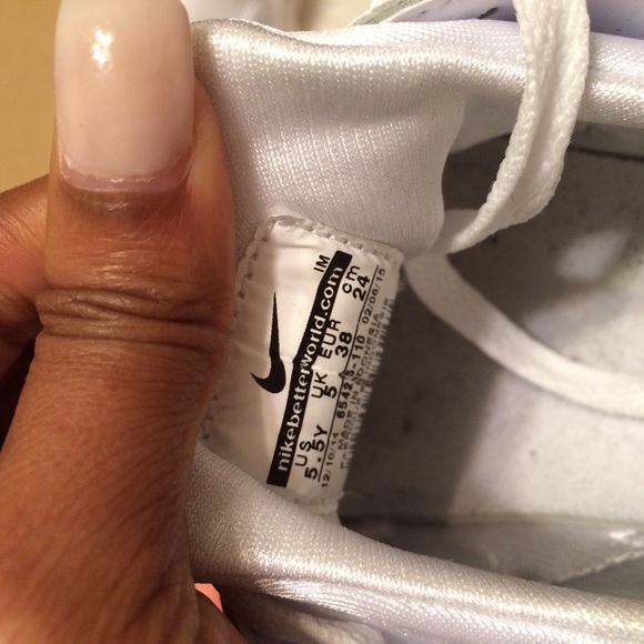 NIKE HUARACHES - ALL WHITE - BASICALLY NEW! - Picture 4 of 4