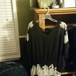 Woman's size 1x top with lace design and black