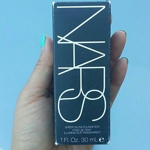 NARS  sheer glow foundation  in CEYLAN