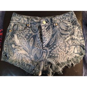 High waisted patterned shorts 💋